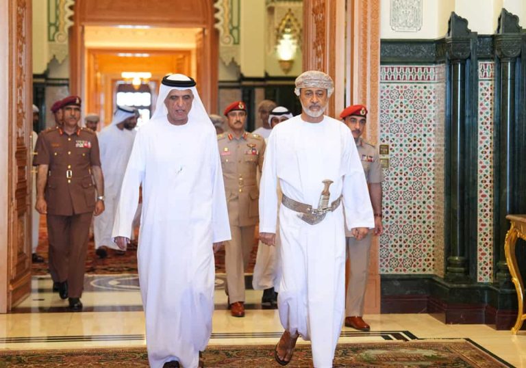 بحضور ذي يزن.. شاهد ما فعله سلطان عُمان مع حاكم رأس الخيمة