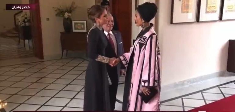 الملكة رانيا تلاطف الشيخة موزا وحوار مطول في زفاف الأمير الحسين الشيخة موزا في الأردن watanserb.com