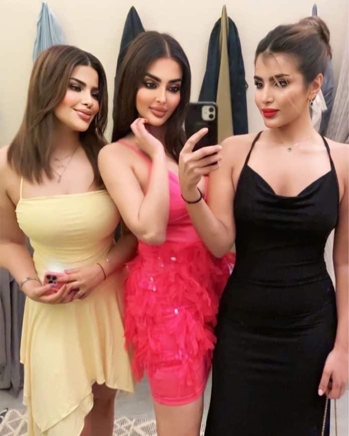 رومي القحطاني مع شقيقاتها بفساتين أشبه بقمصان النوم