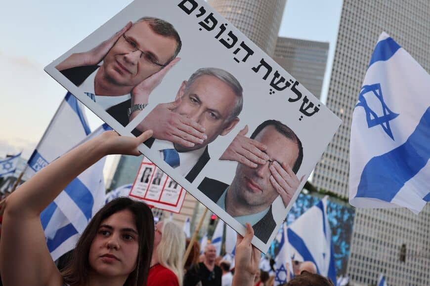 احتشد المتظاهرون مرددين شعارات مؤيدة للديمقراطية وقرع الطبول في التجمع الأسبوعي التاسع والعشرين على التوالي.