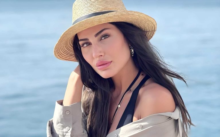 هبة نور بفستان يكشف منحنياتها ووضعيات مثيرة على الأريكة وتجميل جديد (شاهد)