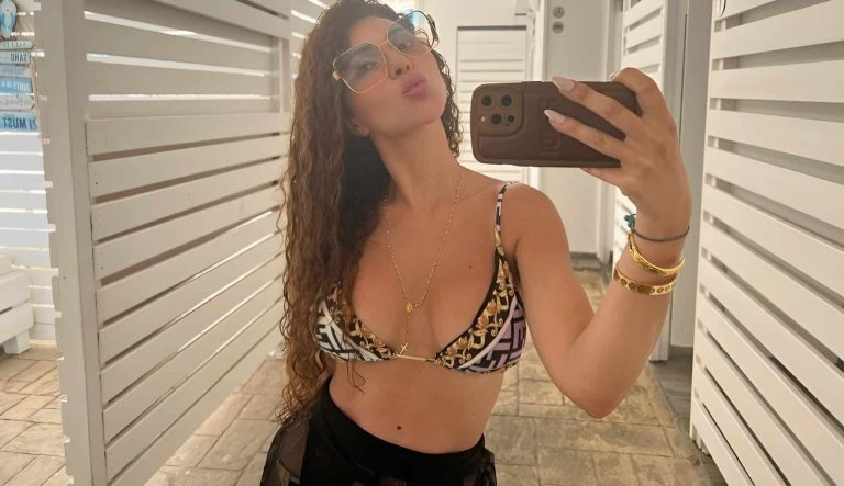 ميريام فارس عارية تماما.. تعمدت كشف مؤخرتها ولكن الهواء لم ينصفها (شاهد) ميريام فارس كادت تكشف مؤخرتها في أجرأ إطلالة على البحر (شاهد)