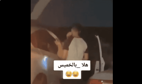 الشاب يأمر الفتاة بادخول الى السيارة