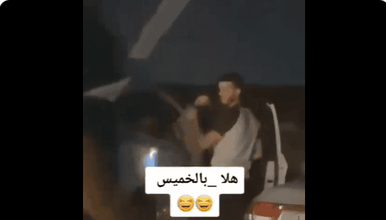 فتاة منقبة كانت جالسة على الكرسي الذي يقع بجانب السائق، وجسدها خارج السيارة