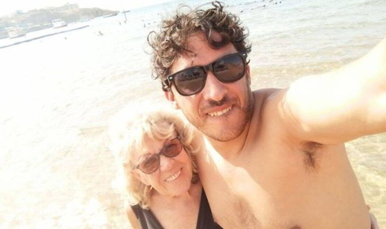 مسنة بريطانية تنهي علاقتها بحبيبها المصري وتستبدله بقط وتكشف كيف كانت تمارس الجنس! المسنة البريطانية آريس جونز قررت أن تنهي علاقتها مع حبيبها المصري محمد أحمد إبراهيم