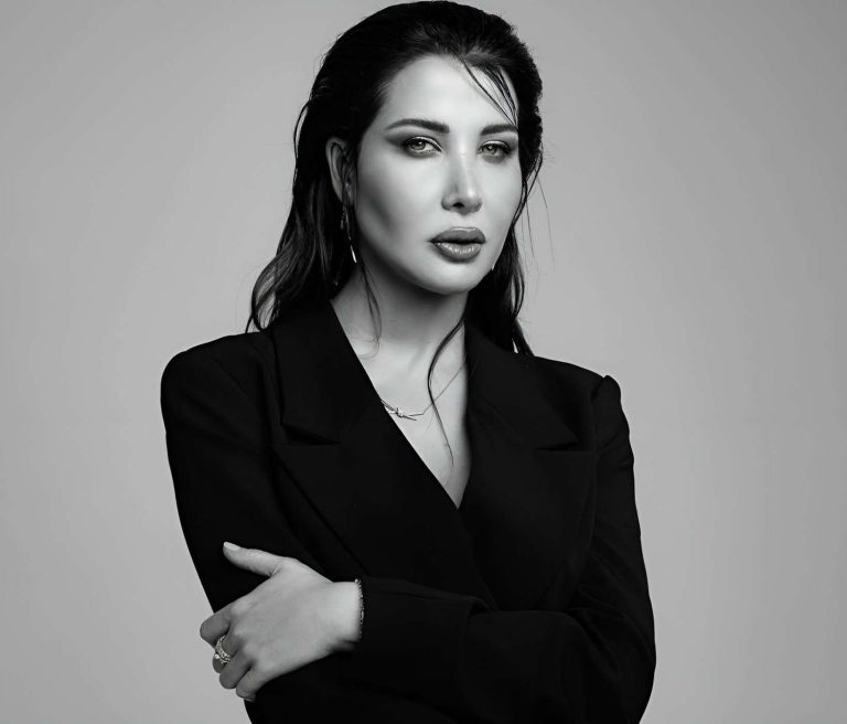 نانسي عجرم في غاية اللطف مع فتاة إسرائيلية في قبرص (شاهد)