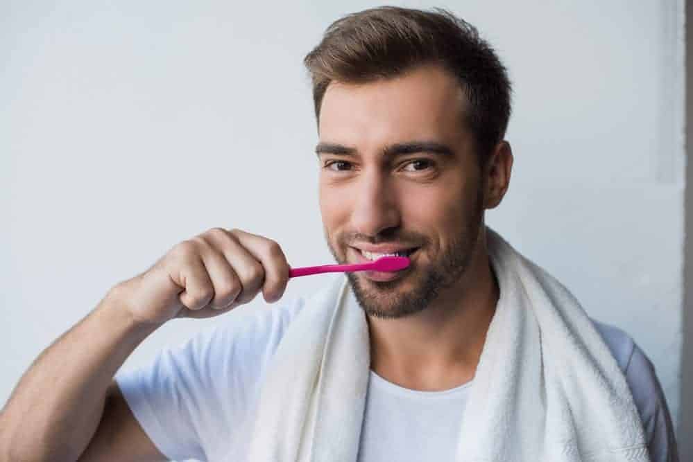 تنظيف الأسنان بالفرشاة