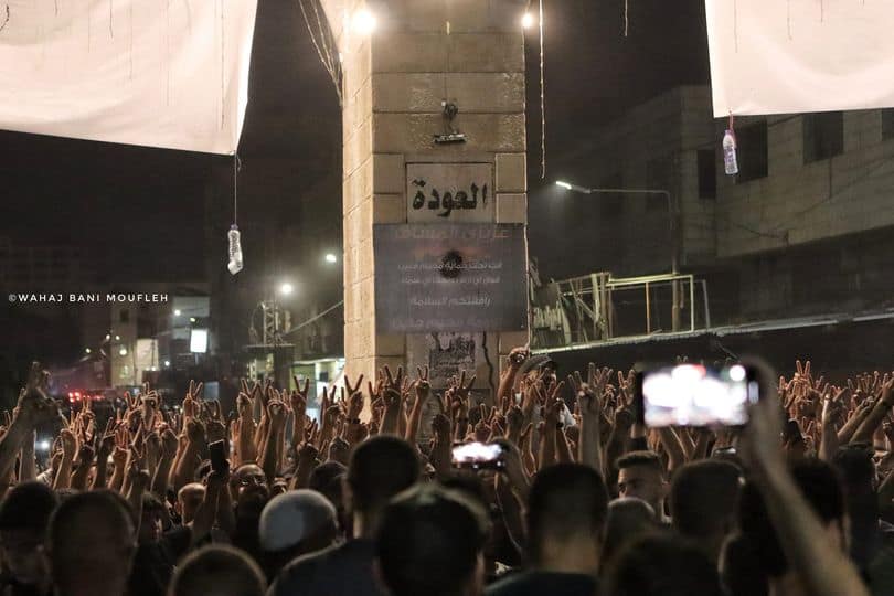 أهالي مخيم جنين يرفعون شارة النصر بعد انسحاب جيش الاحتلال