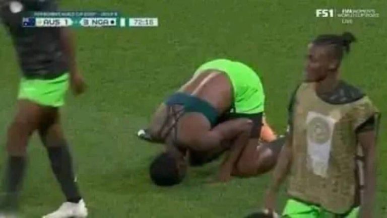 لاعبة منتخب نيجيريا للسيدات تخلع قميصها وتسجد في الملعب احتفالاً بتسجيلها هدفاً