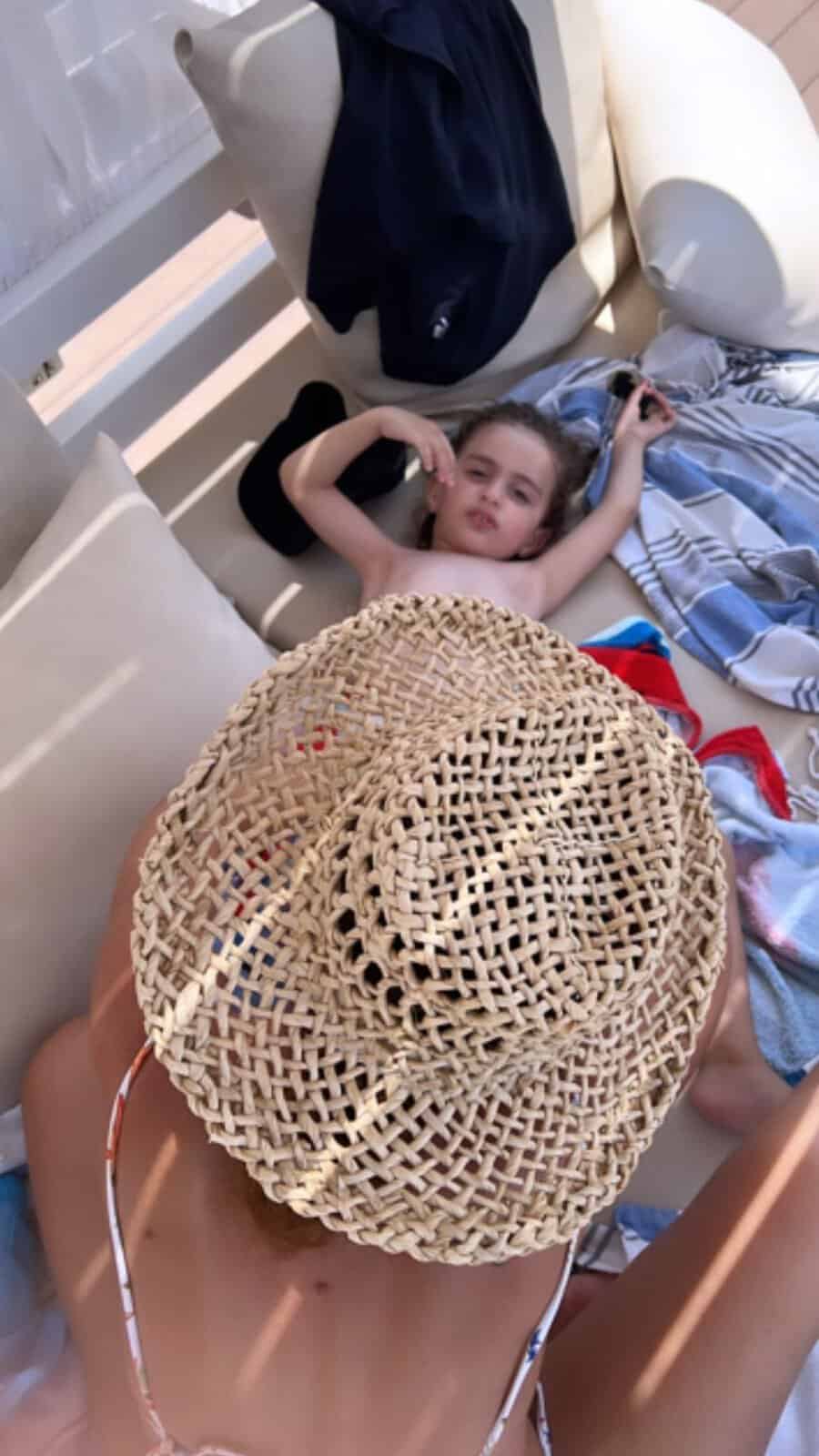ميريام فارس وهي تقوم بإلباس أبنائها "جايدن وديف