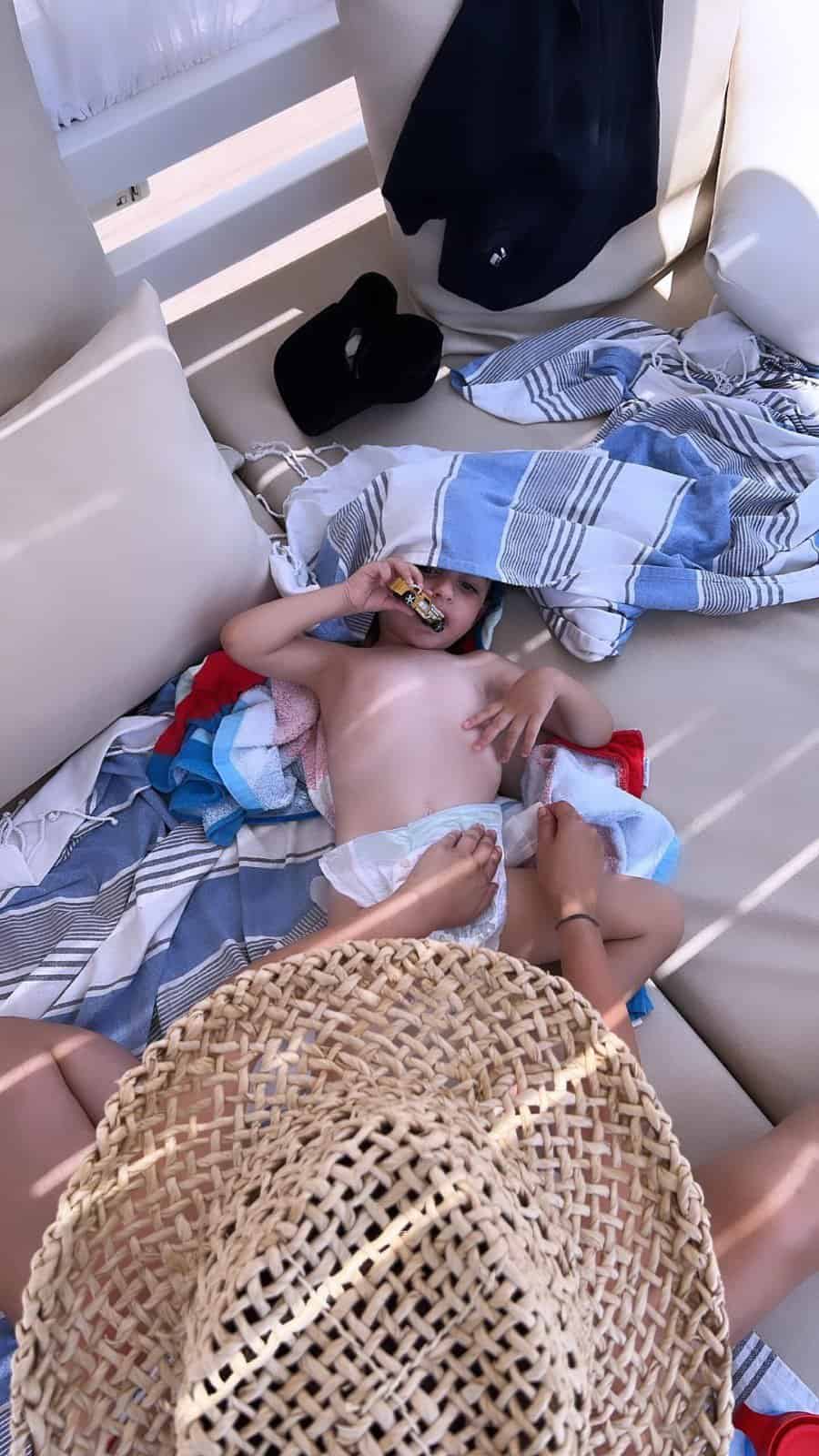 ميريام فارس وهي تقوم بإلباس أبنائها "جايدن وديف
