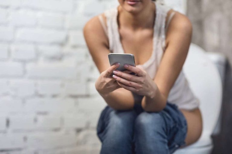 لماذا لا ينصح باصطحاب الهواتف الذكية إلى المرحاض؟ حقائق ستعرفها لأول مرة