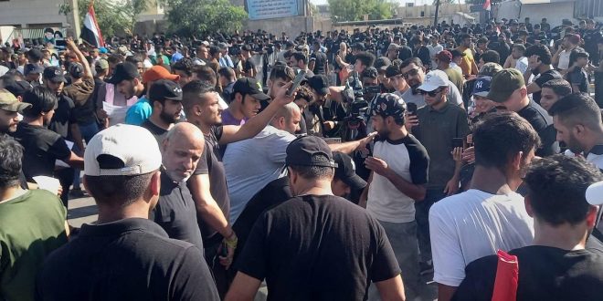 تظاهرة حاشدة أمام السفارة السويدية في العاصمة بغداد احتجاجا على السماح بحرق المصحف