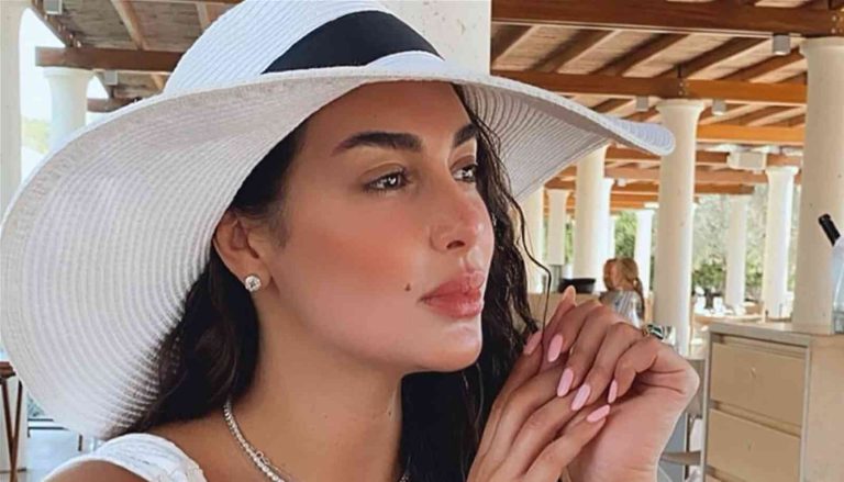 ياسمين صبري في إطلالة مثيرة على الشاطئ بدون بكيني! (شاهد)