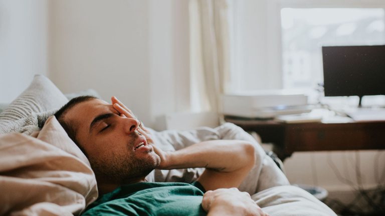 أثناء نومه..لن تصدق ماذا وجد هذا الرجل يزحف فوق وجهه (صورة)