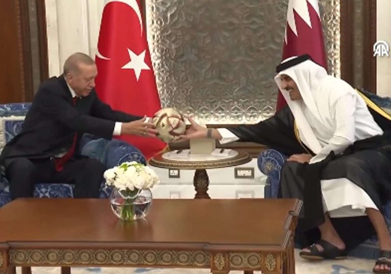 هدية أردوغان لأمير قطر تلفت الأنظار.. وكرة ميسي حاضرة