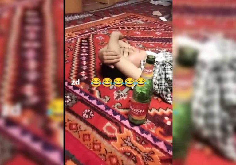 إجبار طفلة إيغورية مسلمة على شرب الخمر حتى الثمالة والسخرية منها (شاهد) إجبار طفلة إيغورية على شرب الخمر