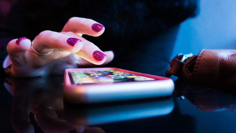احذفها فوراََ.. هذه التطبيقات الشهيرة تتجسس على هاتفك