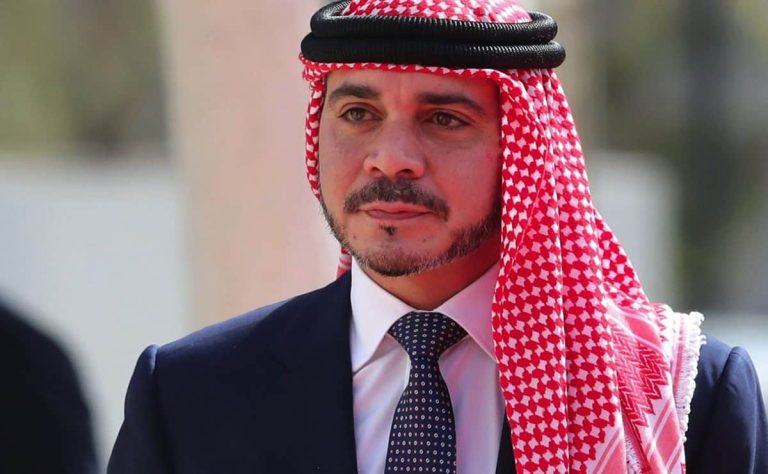 الأمير علي بن الحسين جعل جسده درعاً لإنقاذ الملك عبدالله الثاني بعد اعتراض مواطن لموكبه (شاهد) الأمير علي بن الحسين جعل جسده درعاً لإنقاذ الملك عبدالله الثاني بعد اعتراض مواطن لموكبه (شاهد)