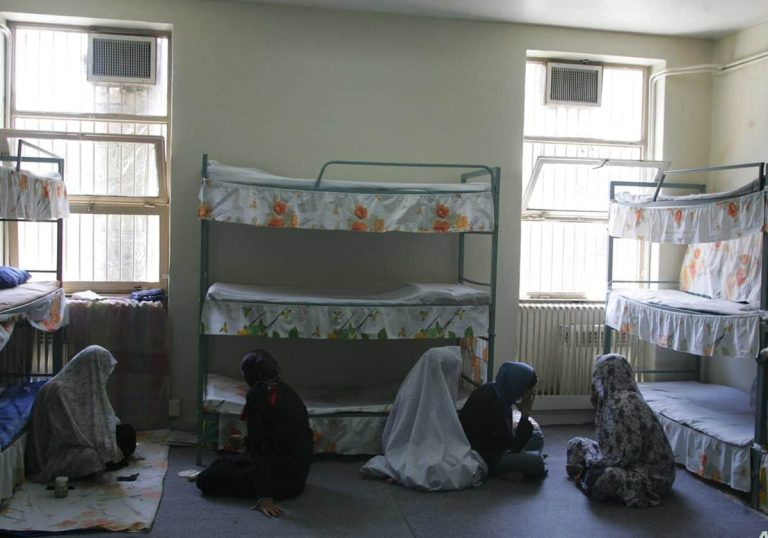 تعرضن للتعري أمام كاميرات المراقبة.. روايات صادمة عن تفتيش سجينات رأي إيرانيات