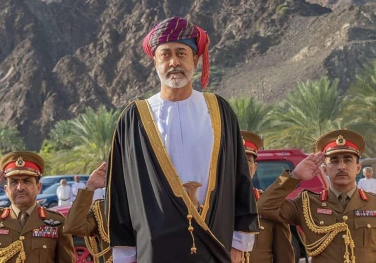 خبير يفجر مفاجأة بشأن البروتوكولات السلطانية العمانية