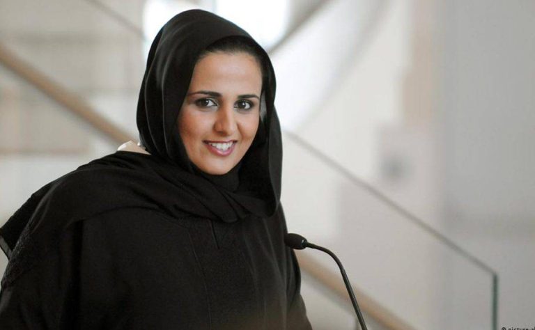 رفقة ابنتها.. شقيقة أمير قطر تلفت الأنظار من معقل الإبداع في لندن رفقة ابنتها.. شقيقة أمير قطر تلفت الأنظار من معقل الإبداع في لندن