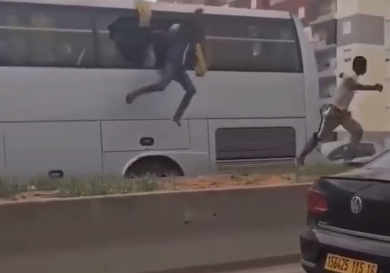 الجزائر.. فيديو الفرار الجماعي للمهاجرين أثناء ترحيلهم يفجر الجدل الجزائر.. فيديو الفرار الجماعي للمهاجرين أثناء ترحيلهم يفجر الجدل
