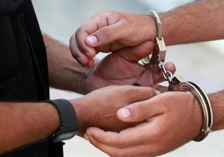 فضيحة بالفيديو لمسؤول عراقي.. أُلقي القبض عليه بعد ضبطه متلبسا