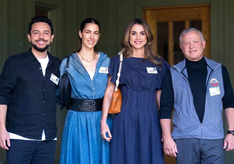 الملكلة رانيا برفقة الملك وولي العهد وزوجته في منتدى صن فالي .. شاهد خجل وحياء رجوة آل سيف الملكلة رانيا برفقة الملك وولي العهد وزوجته في منتدى صن فالي .. شاهد خجل وحياء رجوة آل سيف
