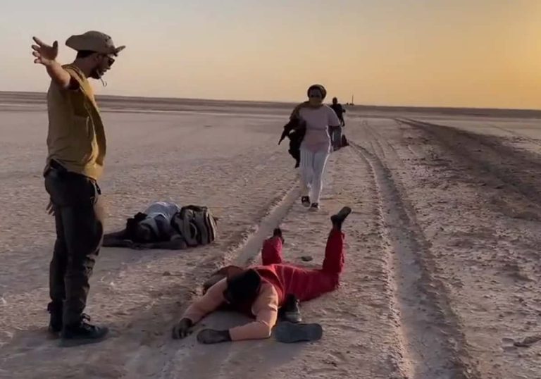 عُثر عليهم بالصدفة.. مشاهد مروعة لمهاجرين ألقت بهم تونس في الصحراء