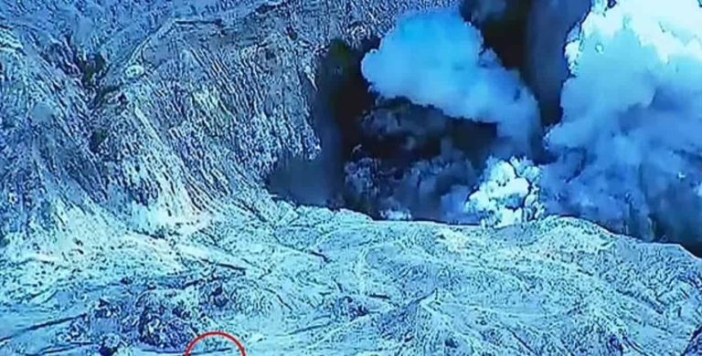 لحظة وفاة 22 سائحاً بعد انفجار بركان في وجههم.. كاميرا رصدت آخر لحظات حياتهم (شاهد) ثوران بركان واكاري البيضاء
