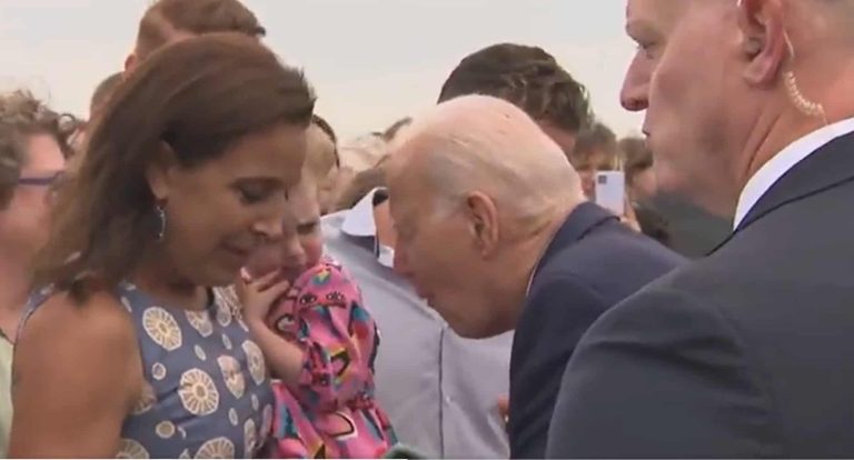 “بايدن المخيف” يرعب طفلة صغيرة بمداعبة مخيفة في هلسنكي (شاهد) بايدن يداعب طفلة في هلسنكي