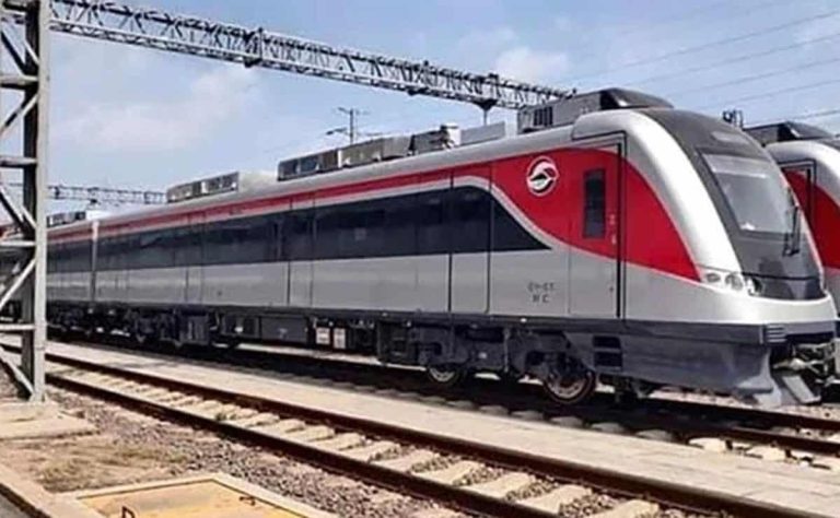 بعد نفيه بيع أصوله.. كامل الوزير يعترف بفشل مصر في تشغيل القطار الكهربائي السريع