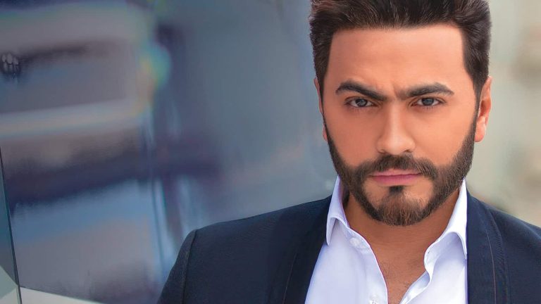 تامر حسني في لبنان.. استقبال بالرقص والطبل وحالات إغماء تربك الفنان (فيديو)