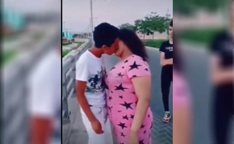 مصر.. تبادل قبلات حميمية بين فتاة وشابين وسط الشارع يثير موجة غضب (شاهد)