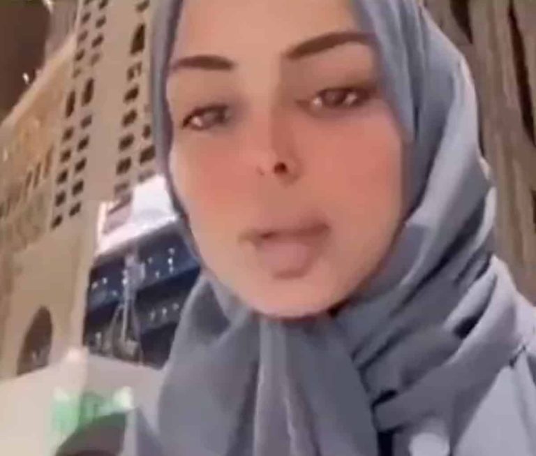 فتاة سعودية تصور نفسها أثناء الصلاة بالحرم المكي دون أن تنسى الفلتر! (شاهد) تصور نفسها بالصلاة