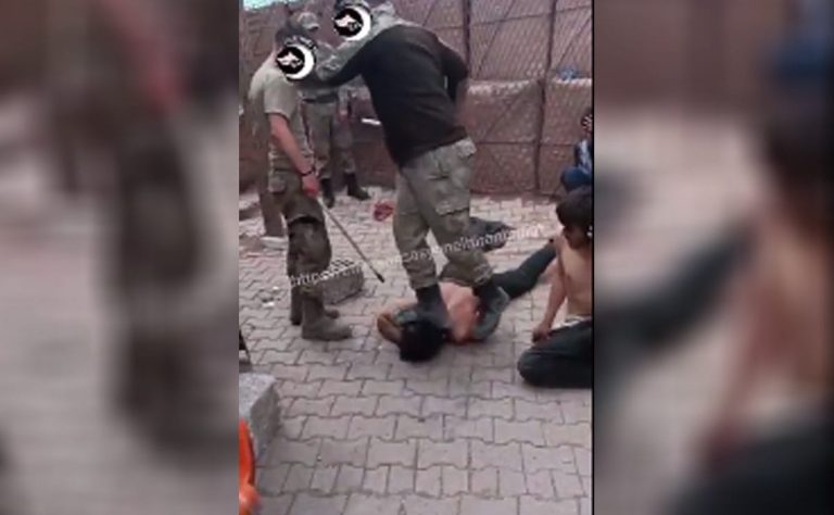 تعذيب وحشي لمهاجرين من قبل حرس الحدود التركي.. فيديو فجر الغضب تعذيب وحشي لمهاجرين من قبل حرس الحدود التركي