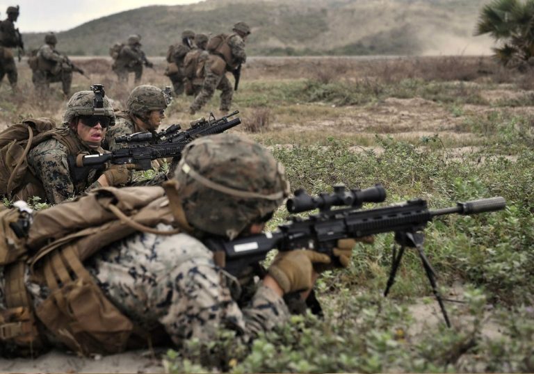 فيديو نادر لقتل مواطن عراقي بنيران جنود المارينز على وقع "القهقهة"