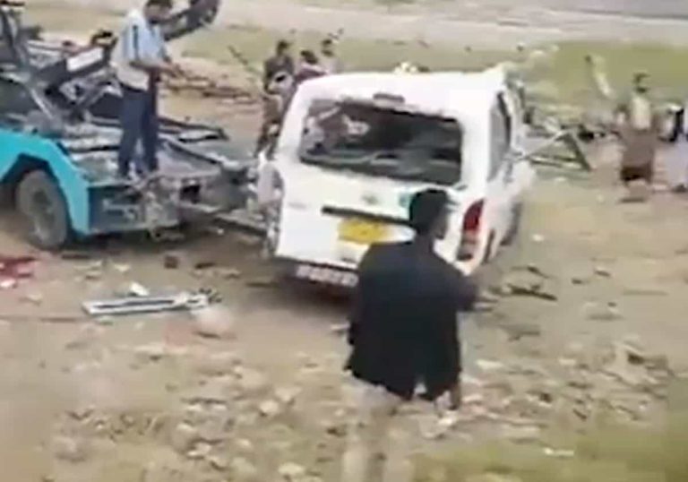 فيديو لحادث مروري عنيف فجع اليمنيين ودماء متناثرة بغزارة فيديو لحادث مروري عنيف فجع اليمنيين ودماء متناثرة بغزارة