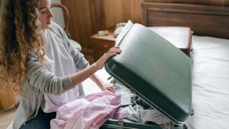 عامل في المطار يجب أن تحذر منه.. وإلاّ لن تستعيد حقيبتك مرة أخرى حقيبة السفر