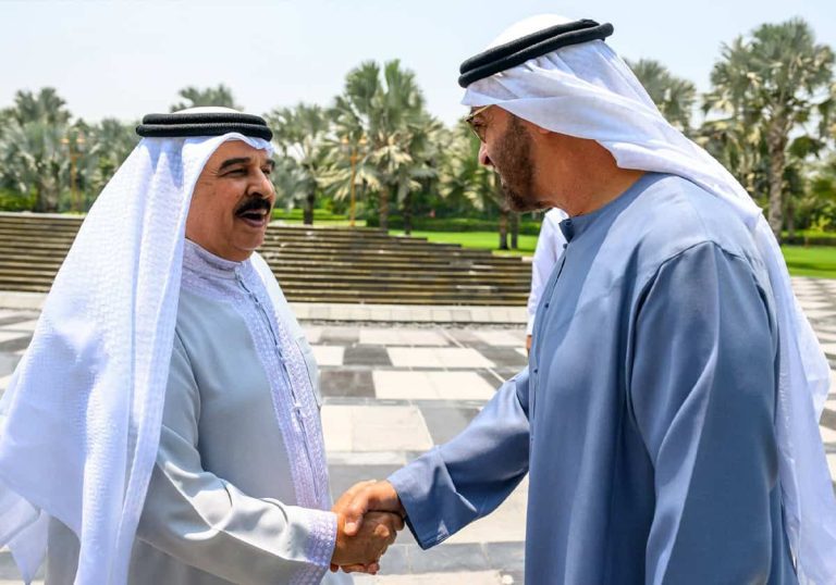 بعد أزمة حاكم الشارقة.. شاهد ما حدث في مقر إقامة ملك البحرين بأبوظبي