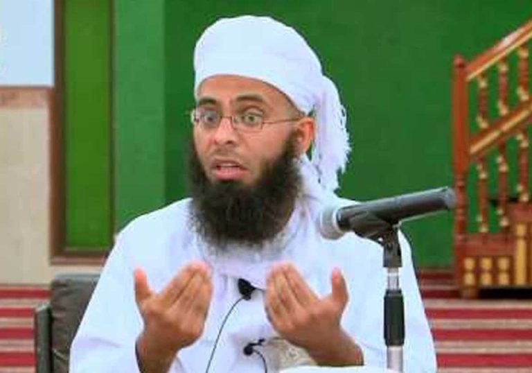 “قلة أدب”.. فيديو منتشر لداعية عماني يفجر الجدل في سلطنة عمان "قلة أدب".. فيديو منتشر لداعية عماني يفجر الجدل في سلطنة عمان