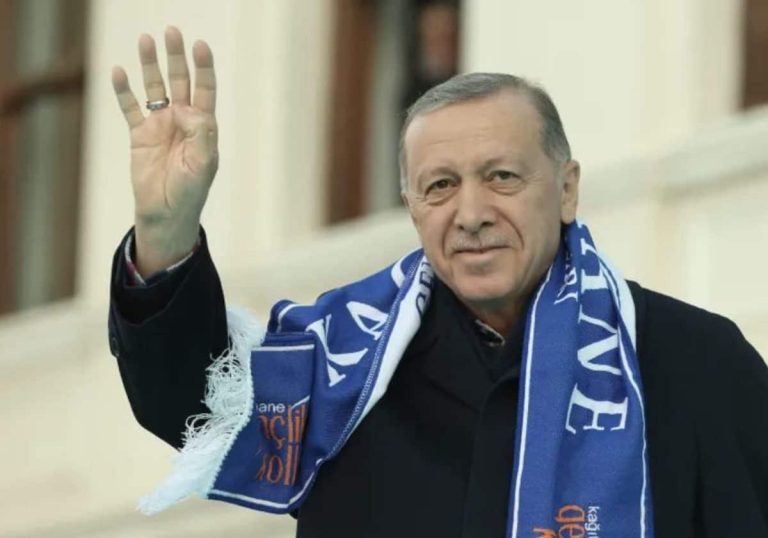 مذيع الجزيرة يحذر أردوغان من الحملات العنصرية ضد العرب في تركيا مذيع الجزيرة يحذر أردوغان من الحملات العنصرية ضد العرب في تركيا