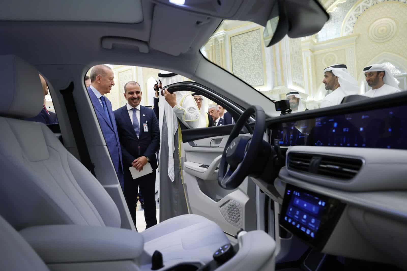 رجب طيب أردوغان يسلم سيارة توغ لمحمد بن زايد