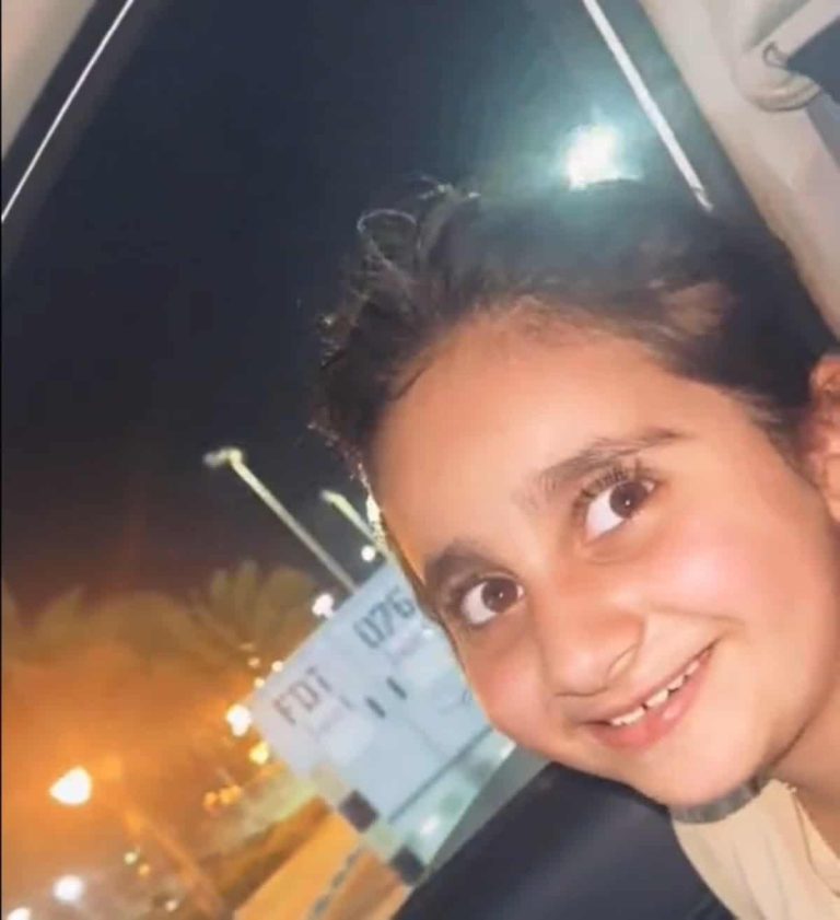 رد فعل طفلة سويدية من أصل سوري بعد سماع الآذان