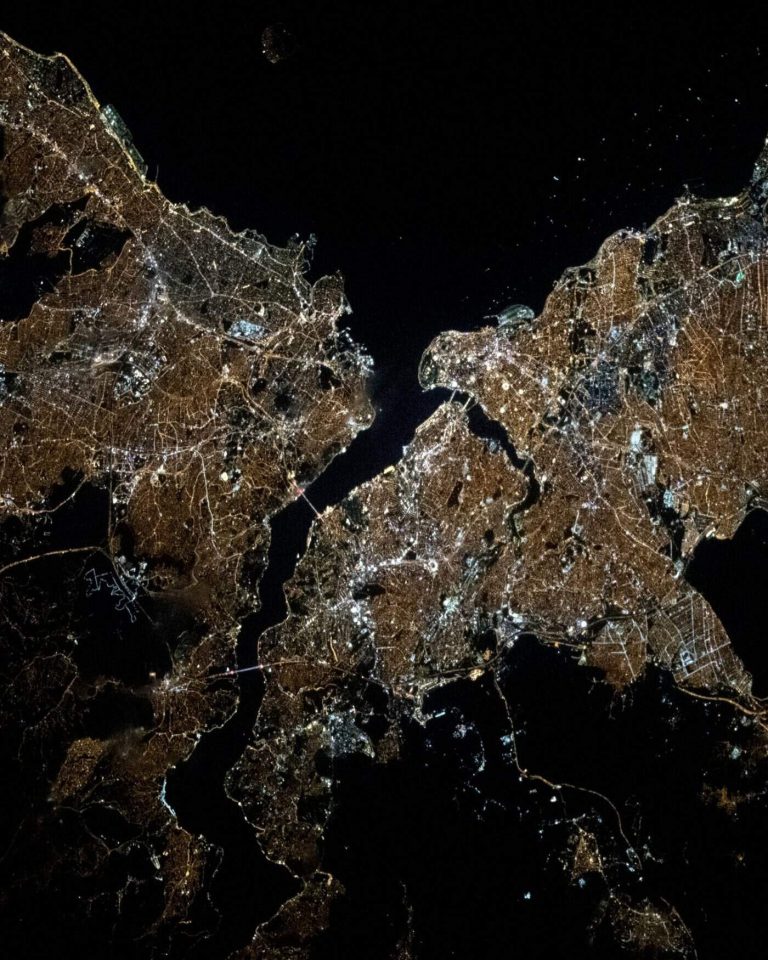 سلطان النيادي ينشر صورة لمضيق البسفور