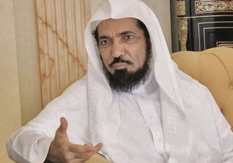 فيديو مؤثر للشيخ سلمان العودة يجيب فيه على سؤال نجله: "ليش أمي ماتت وهي أصغر منك؟"