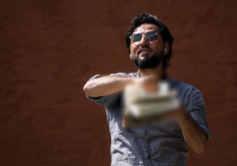 يتعمد استفزاز المسلمين.. موميكا يحرق المصحف ويدوسه بقدمه مجددا (فيديو) يتعمد استفزاز المسلمين.. موميكا يحرق المصحف ويدوسه بقدمه مجددا
