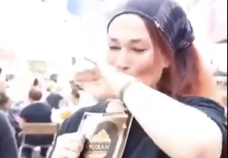 بعد حرق المصحف بالسويد.. سيدة أجنبية تتجول بالقرآن الكريم: “صديقي المفضل” (فيديو) سيدة أجنبية تحمل القرآن