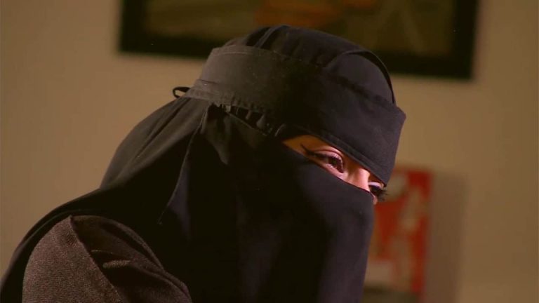 شاب مصري يبتز ثرية خليجية بصورها عارية في غرفة النوم